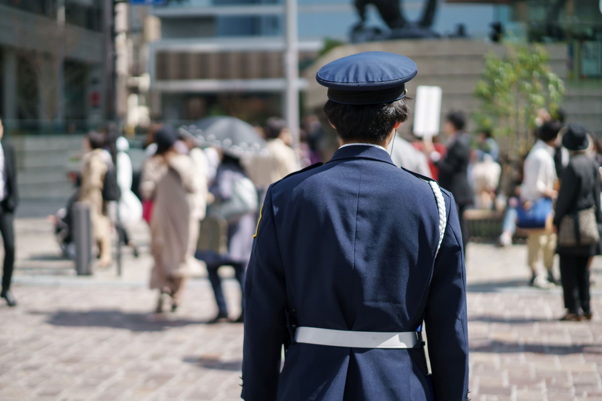 会場警備するスタッフ